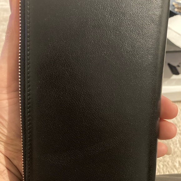 Women's Givenchy Logo Emblem Lambskin Leather Zip Around Wallet/Clutch Black - Picture 6 of 10